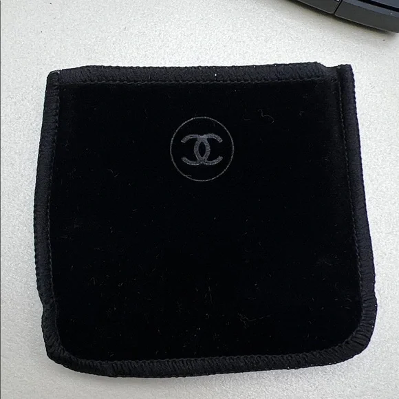 CHANEL Ombre Essentielle Satin Eyeshadow -Coral Pink (822 Rose In Hand) Sold Out - Picture 5 of 17